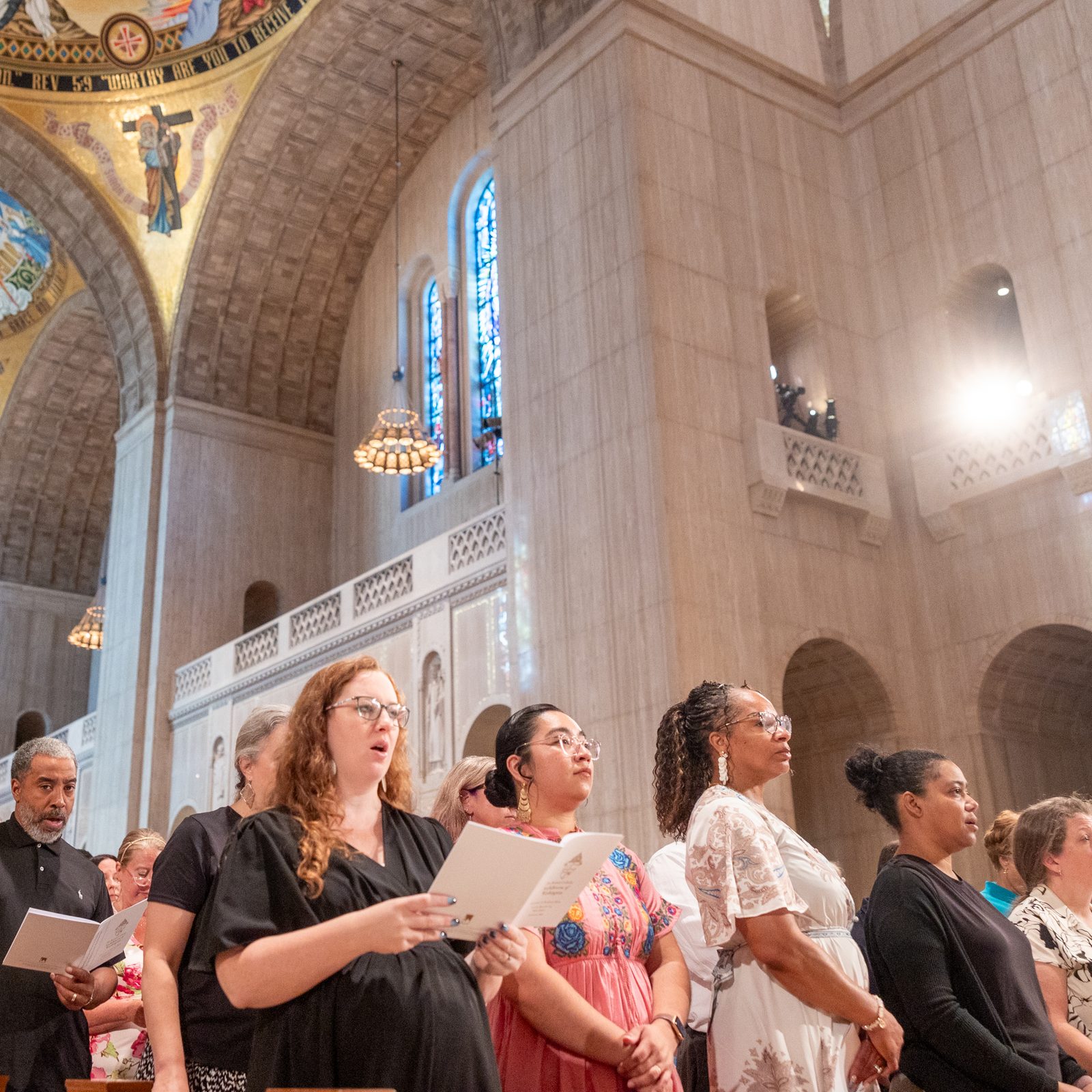 Docentes colman las instalaciones de la Basílica Nacional de la Inmaculada Concepción en la misa anual arquidiocesana celebrada por el inicio del año escolar, el 25 de agosto de 2025. Foto/ Mihoko Owada