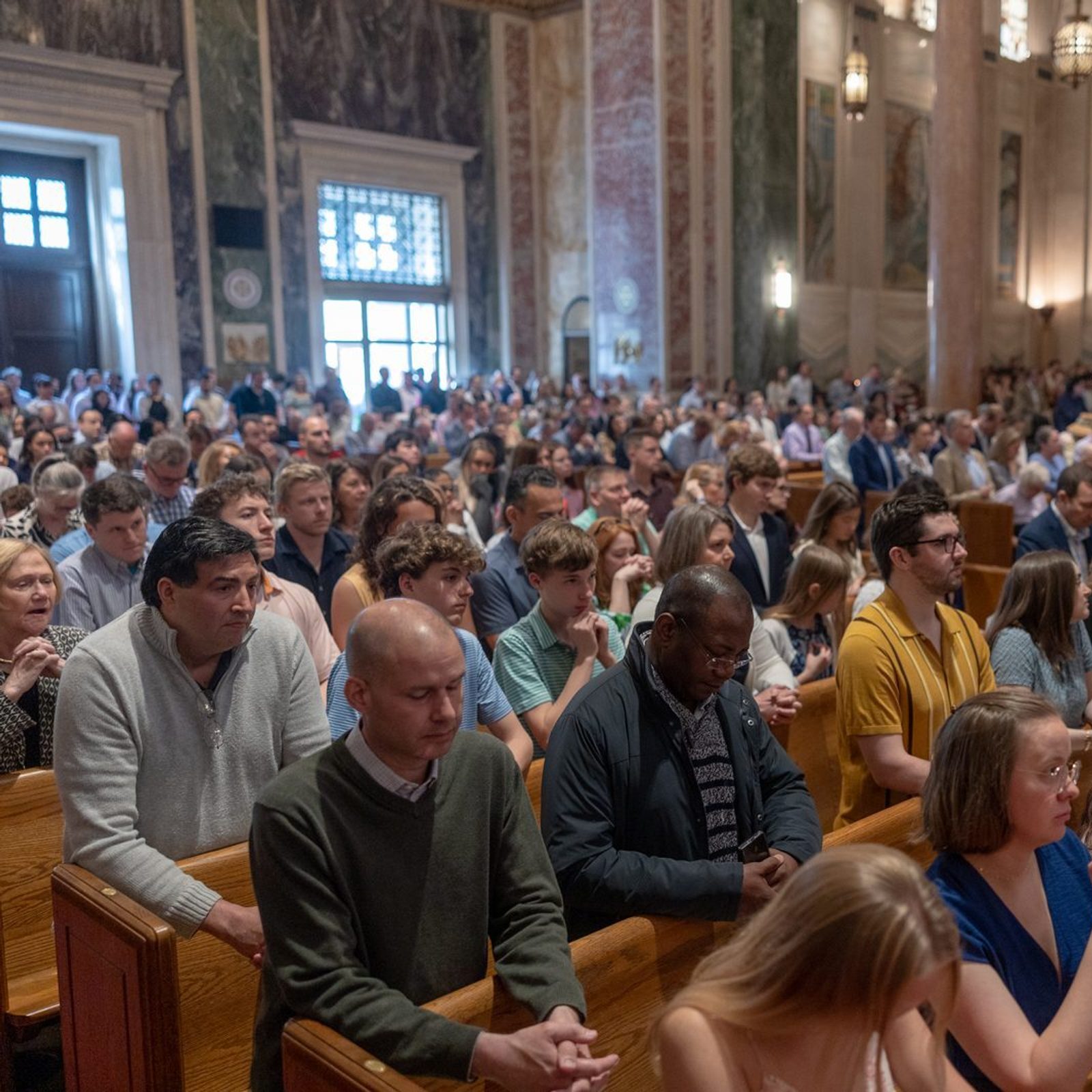 Una congregación que lleno por completo el templo asistió a la misa del Domingo de Pascua, celebrada el 20 de abril de 2025 en la Catedral de San Mateo Apóstol en Washington, DC.