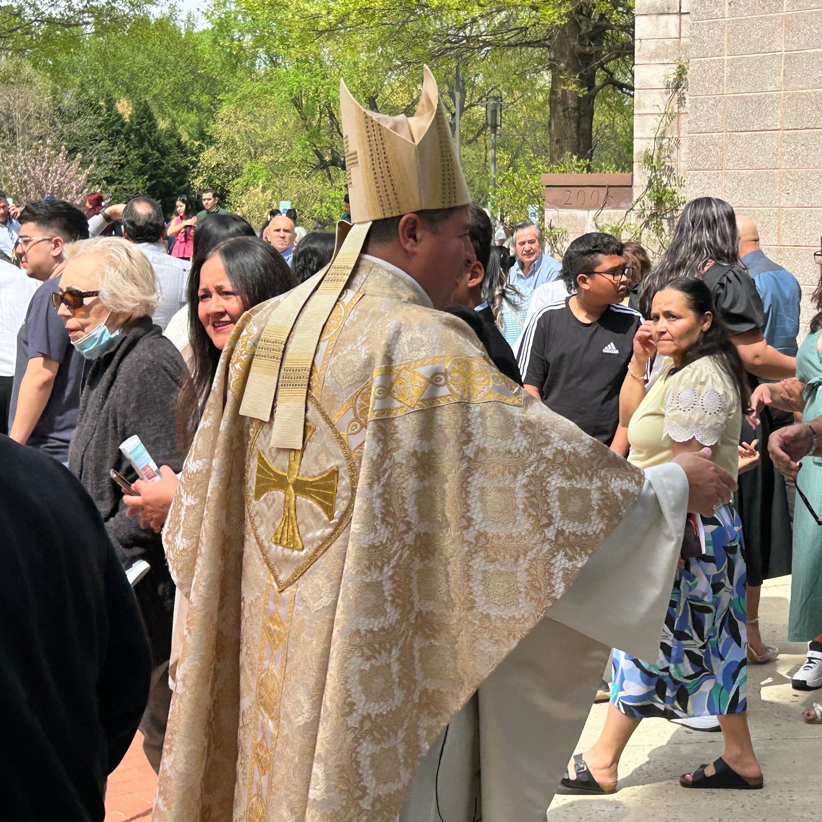 El obispo Evelio Menjívar saluda a la gente luego de la misa del Domingo de Pascua celebrada en la parroquia Santa Rosa de Lima en Gaithersburg, Md.