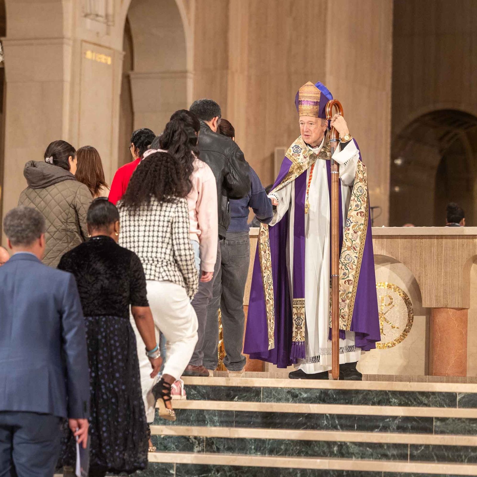 El cardenal Robert W. McElroy, arzobispo de Washington, saluda en el altar a los catecúmenos y candidatos durante la ceremonia de RICA realizada Basílica Nacional de la Inmaculada Concepción el 22 de febrero de 2026. Foto/Mihoko Owada