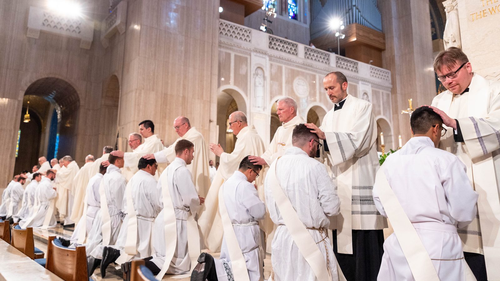 Imposición de manos a los 16 recién ordenados sacerdotes de la Arquidiócesis de Washington en la basílica de la Inmaculada Concepción el 15 de junio de 2024. Fotos/Mihoko Owada