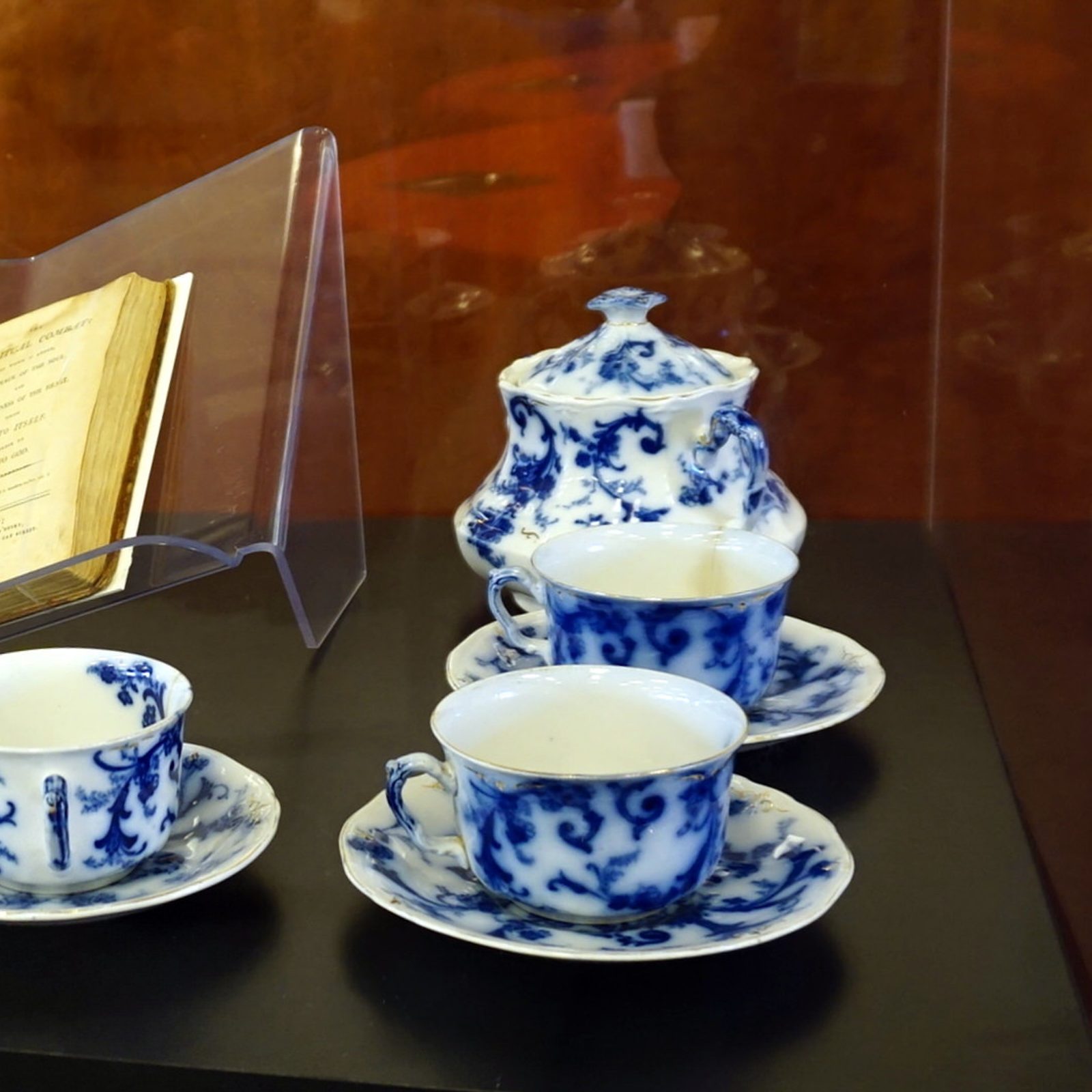 Libro y juego de té que se conserva en el Santuario Nacional de Santa Isabel Ann Seton en Emmitsburg, Maryland . Foto/ Tom Osif