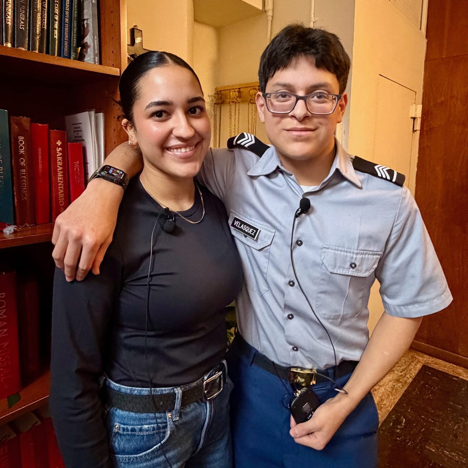 Los estudiantes de secundaria Andrea Patiño, de la Academia de la Santa Cruz en Kensington, Maryland, y Jorge Velásquez, de la escuela secundaria preuniversitaria St. John en Washington, DC, posan tras sus testimonios antes de la Misa Juvenil por la Vida el 23 de enero de 2026 en la Catedral de San Mateo Apóstol en Washington, D.C. Los dos estudiantes hablaron a sus compañeros sobre cómo llegaron a comprender la dignidad y el valor de la vida humana.